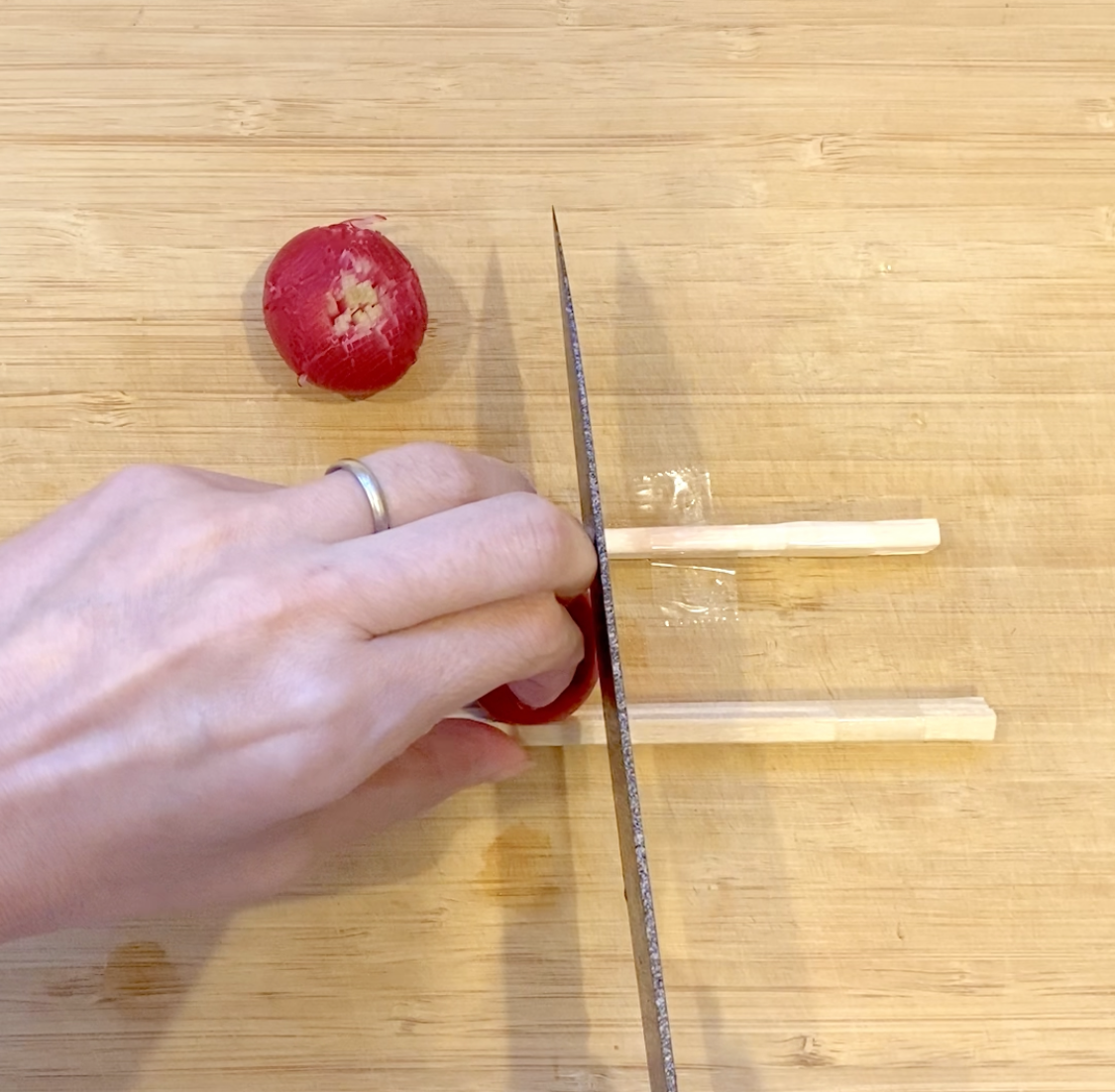 ラディッシュ飾り切り椿の作り方4